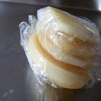 大量の生姜をすりおろすのが面倒になったので　皮をむいた状態ですが
切って冷凍は　煮魚のときに　ぽんっとつかえて便利ですね(*^_^*)